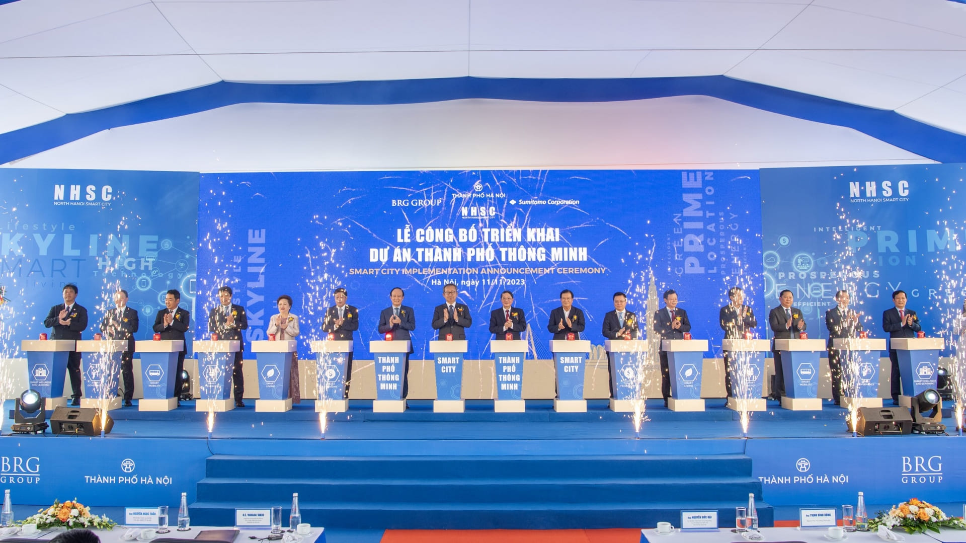 Các đại biểu bấm nút khởi động thành phố thông minh Bắc Hà Nội