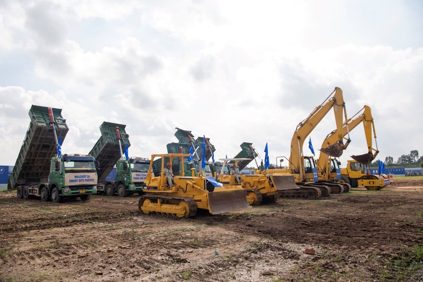 Xe thi công tại công trường dự án Thành phố thông minh Bắc Hà Nội.