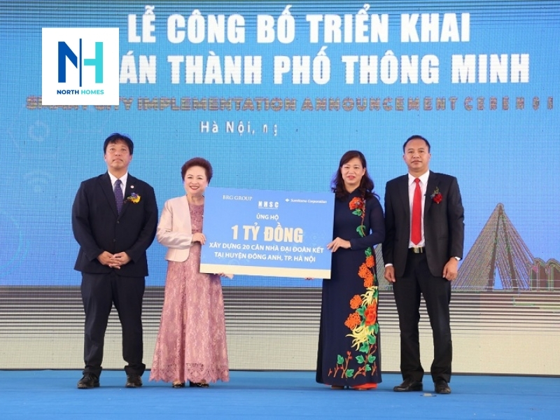 Chủ đầu tư dự án trao tặng quà ủng hộ cho huyện Đông Anh.