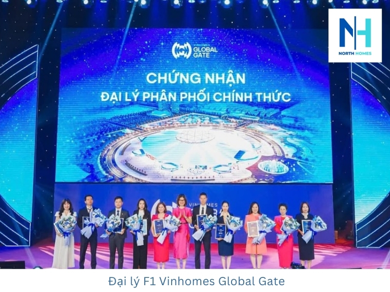 Bà Nguyễn Thùy Dung (đứng thứ 4 từ trái sang) - Chủ tịch HĐQT Micc Group nhận chứng nhận đại lý F1 Vinhomes Global Gate